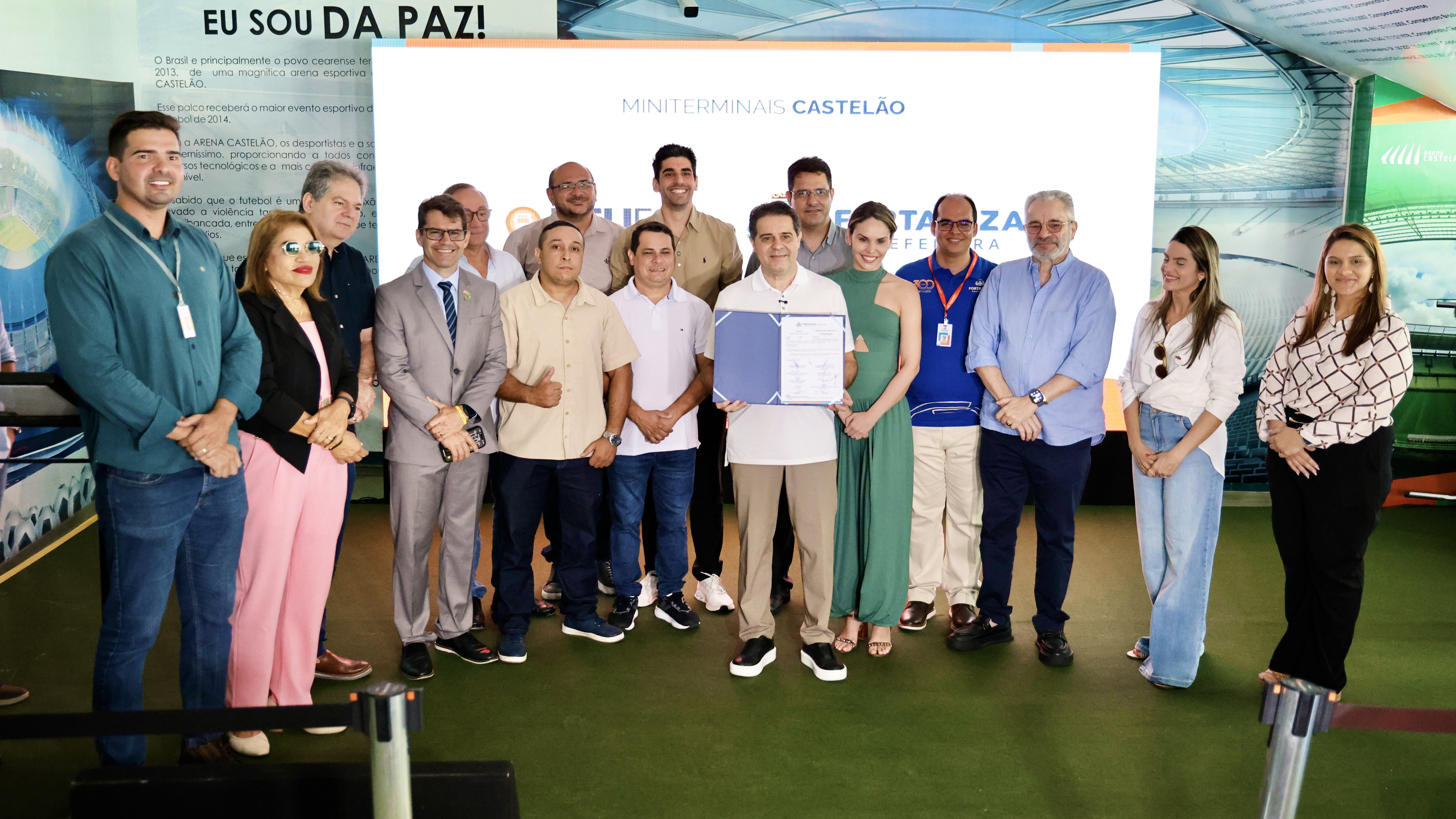 grupo de pessoas posa para a foto